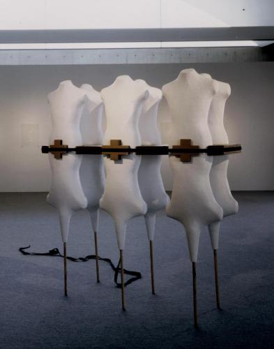 Corps de plâtre, Galerie OXY, Osaka, 1994. Dimensions : 250 cm de haut. 