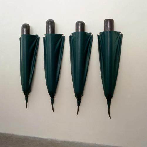 Sans titre, 2000, acier (bouteille de gaz), bâche verte. Dimensions : 120x200x16 cm. 