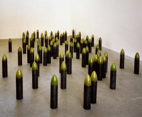 80 pieux, 1999, acier, résine polyester. Dimensions variables, hauteur 50 cm, diamètre 9 cm. 