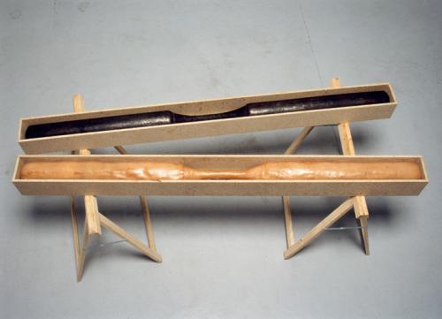 Sans titre, 1998, acier, bois calciné, silicone. Dimensions : 80x180x60 cm. 