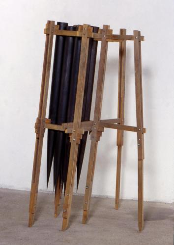 Sans titre, 1996, acier, bois. Dimensions : 190x110x90 cm. 
