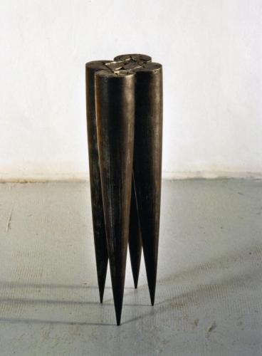 Sans titre, 1997, acier. Dimensions : 60x30x20 cm. 