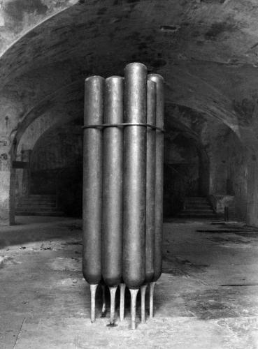 Sans titre, 1995, acier, bois. Dimensions : 240x60x60 cm. 