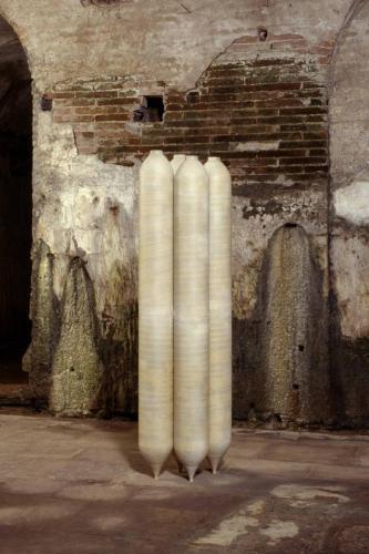 Sans titre, 1995, acier, papier collé. Dimensions : 200x90x60 cm