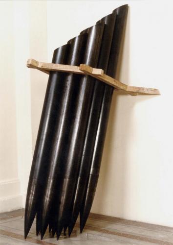 Commande du FRAC, Midi-Pyrénées, 1994. Sans titre, acier, bois. Dimensions : 240x110x100 cm.