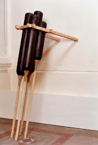 Sans titre, 1994, acier, bois. Dimensions : 190x100x80 cm.