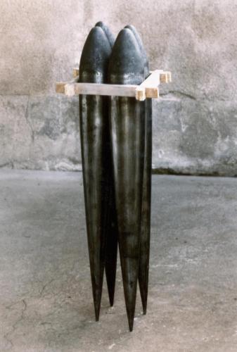 Sans titre, 1994, acier, fonte, bois. Dimensions : 80x35x25 cm.