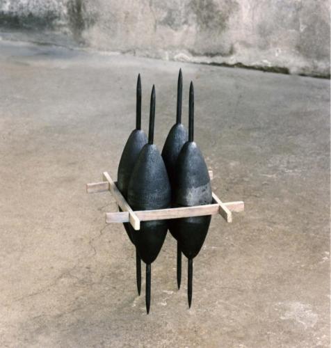 Sans titre, 1994, acier, fonte, bois. Dimensions : 80 x 35 x 25 cm.