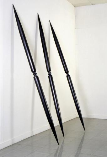 Sans titre, 1994, acier et bois calciné. Dimensions : 260 cm de haut et 9 cm de diamètre.