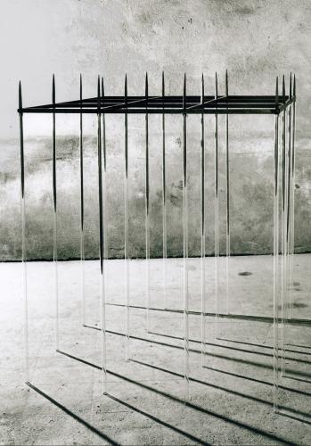 Sans titre, 1993, acier, tubes de verre. Dimensions : 130x120x120 cm.