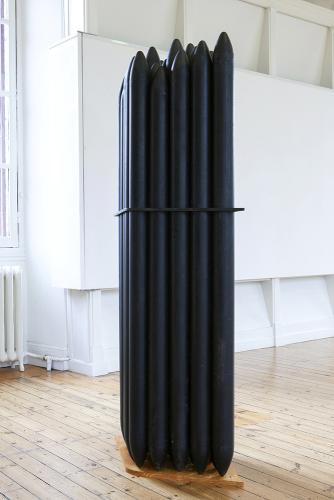 Salle 1 - Sans titre, 25 rondins d'acier et de fonte