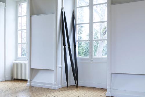 Salle 1 - Sans titre, acier et bois calciné