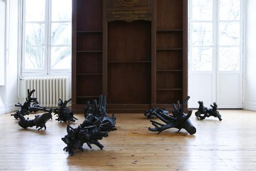 Salle 1 - Ensemble de troncs peints en noir