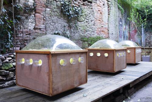 Sans titre, bois, tissu jaune et plastique transparents (3 modules)