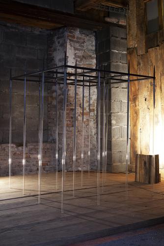 Sans titre, acier, tubes de verre