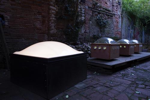 Vue d'ensemble extérieure (tombée de la nuit)