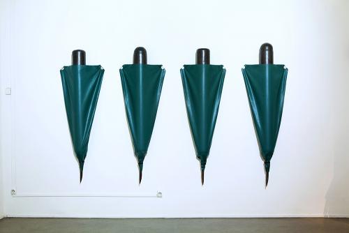 Sans titre, acier (bouteille de gaz) et bâche verte