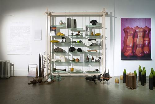 Etagères conçues par l'artiste avec éléments artistiques et mémoriels