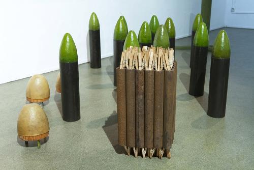 Pieux / tubes d'acier et pinces-à-linge (extraits de "Coupe-coupe")