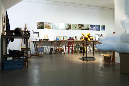 Recréation d'atelier : poste à souder, bureau de création, avec photo d'insectes en surplomb