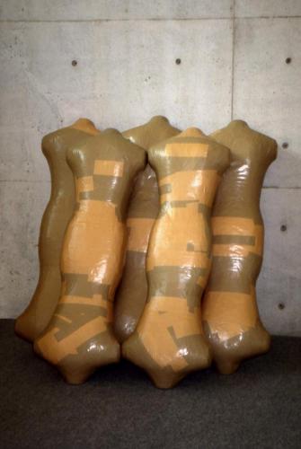 Mannequins emballés avec de l'adhésif plastique, Galerie Osaka, 1994. Dimensions : 160 cm de haut. 