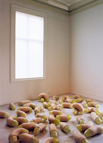 50 cocons, avril 2001, métal recouvert de papier, résine de polyester. Diamètre 13 cm. Vue de la Gallerie F15, Mos, Norvège. 