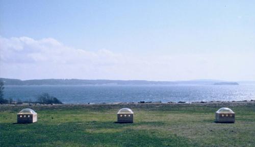 Sans titre, bois, tissu jaune, plastique transparent. Dimensions 70x70x70 cm par module. Vue de l'installation côté fjord en 2001. 