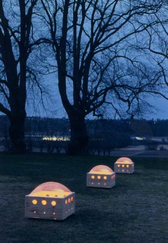 Sans titre. Vue de l'installation côté terre à la tombée de la nuit. Avril 2001. 